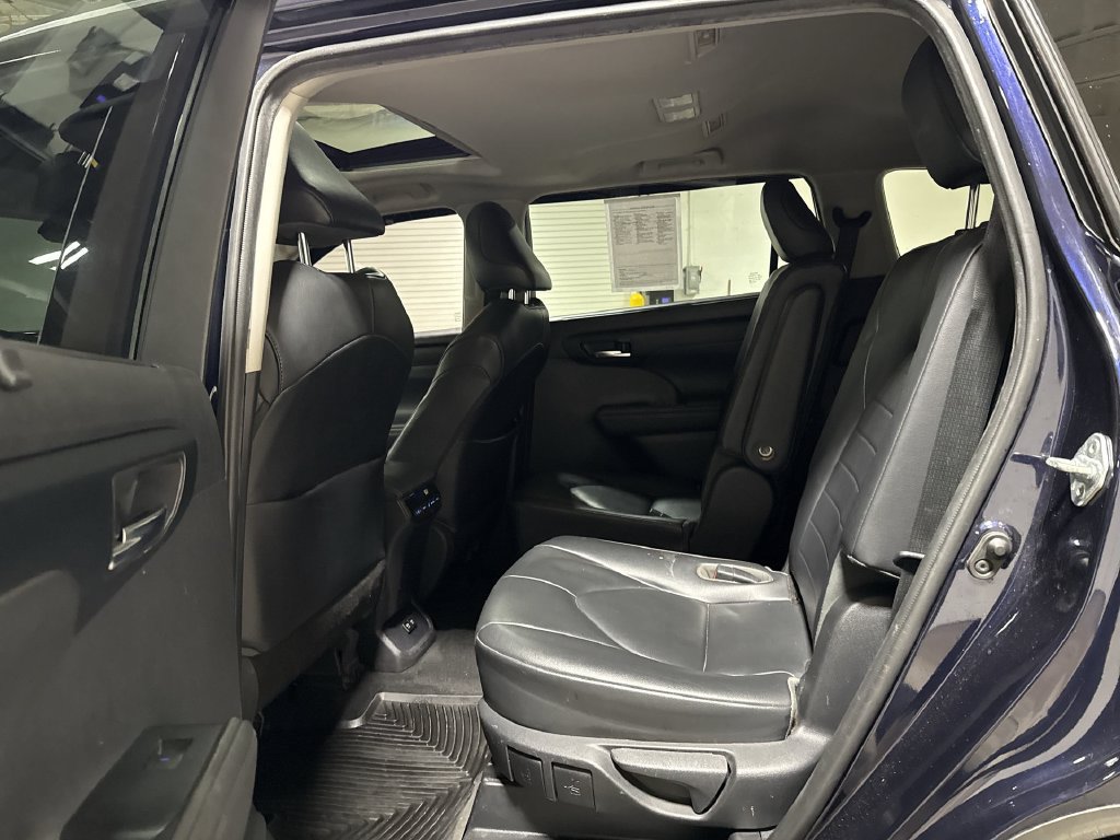 Used 2020 Toyota Highlander XLE AWD/4WD image 23