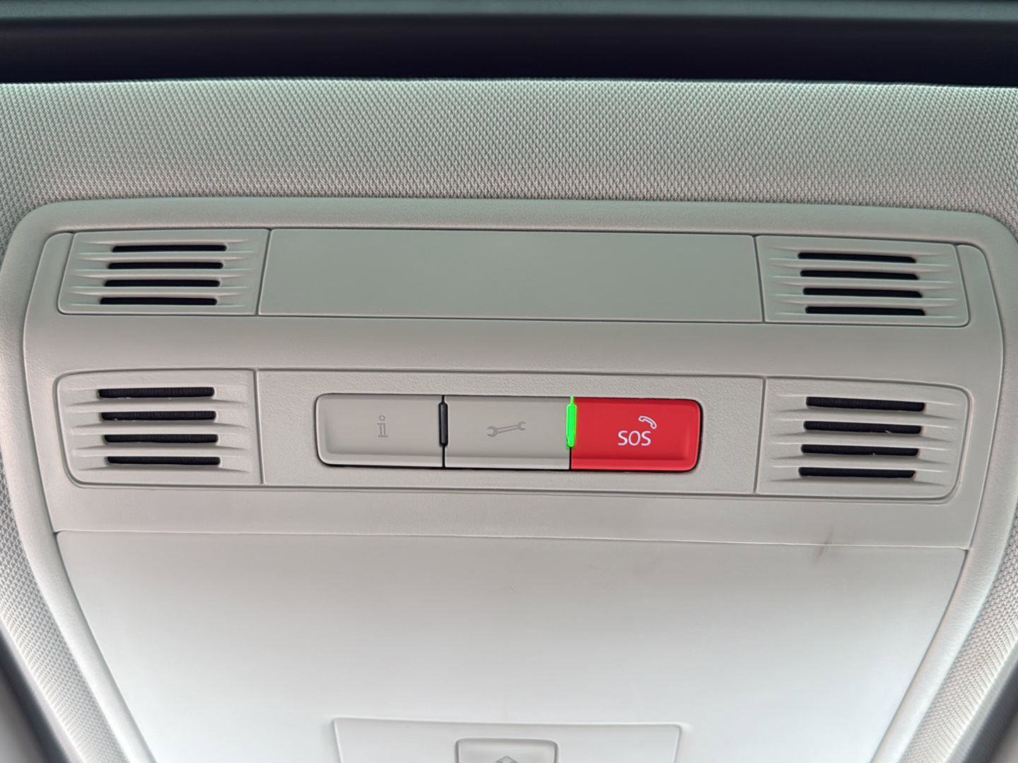 Certified 2025 Volkswagen Taos SE w/ Panoramic Sunroof Package image 19