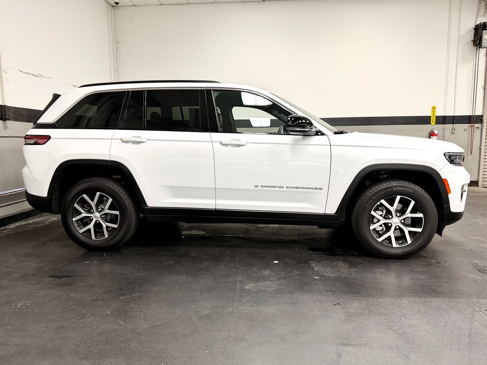 Used 2024 Jeep Grand Cherokee Limited RWD image 5