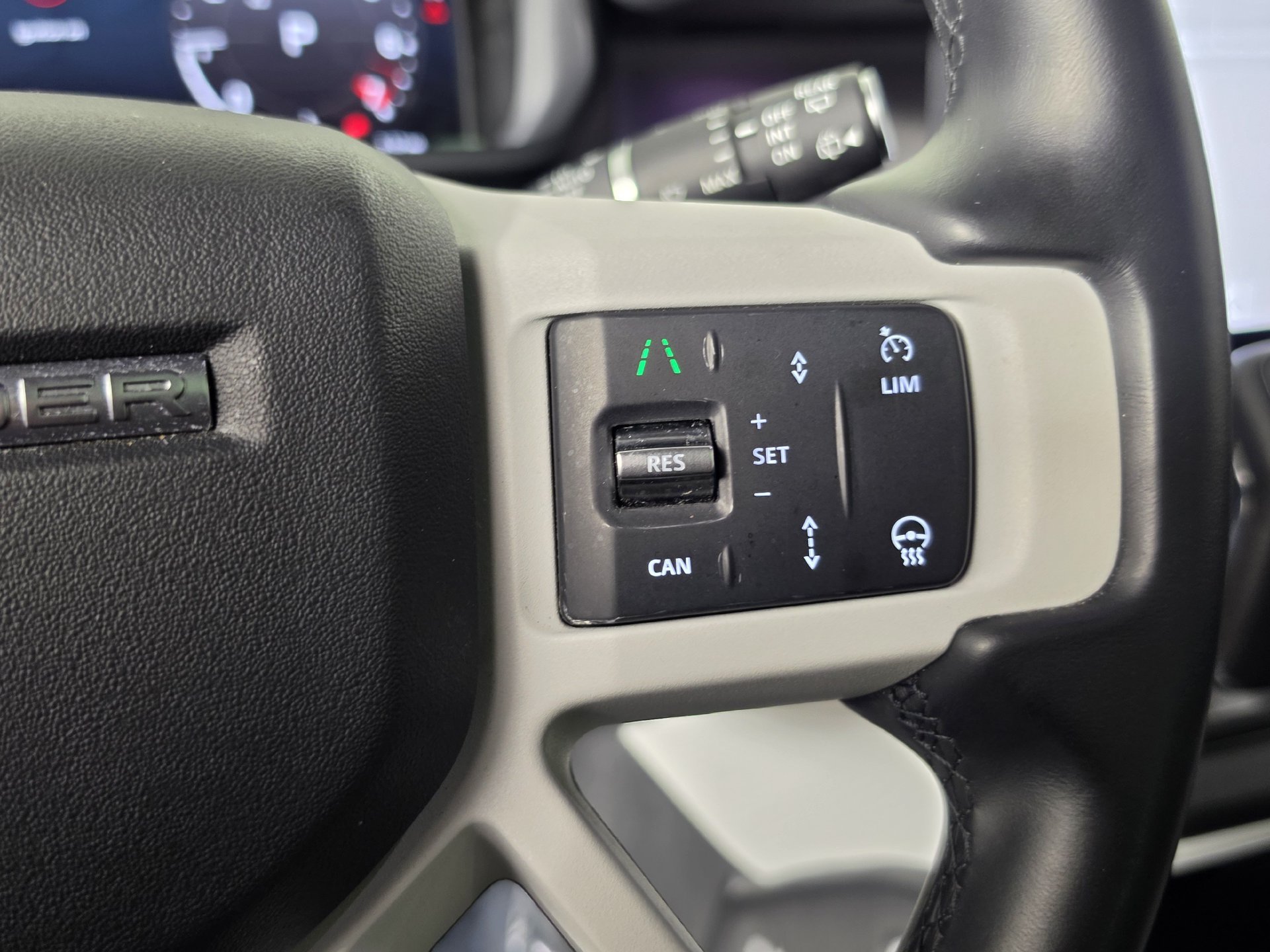 Used 2025 Land Rover Defender 130 X-Dynamic SE AWD/4WD image 9