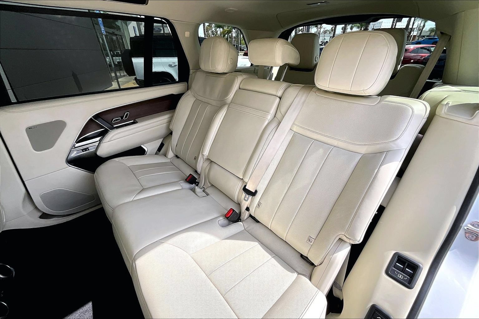 Used 2024 Land Rover Range Rover Long Wheelbase SE AWD/4WD image 25
