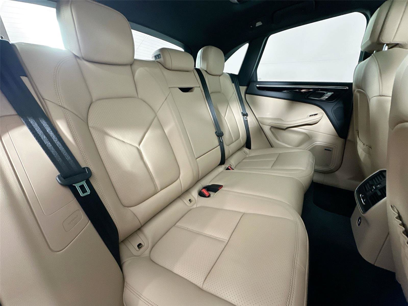 Certified 2026 Porsche Macan Turbo AWD/4WD image 27
