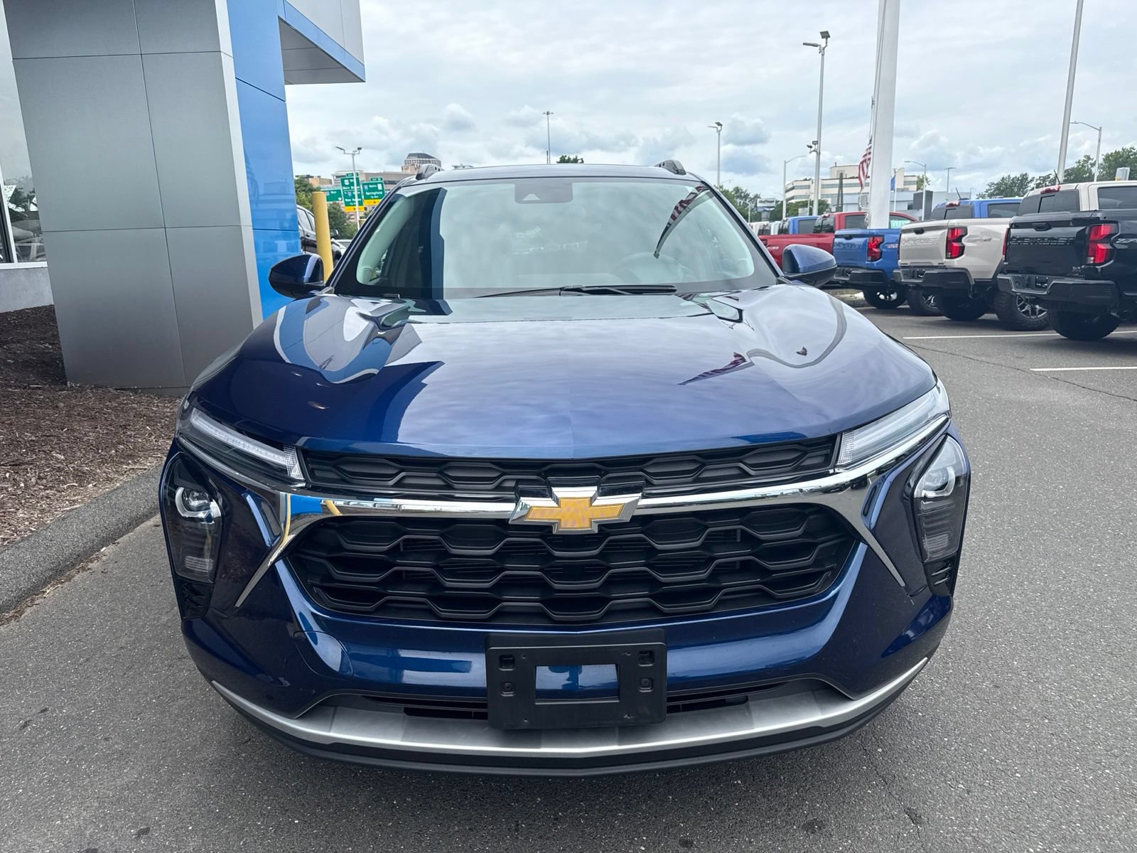 Used 2024 Chevrolet Trax LT w/ Sunroof Package FWD image 3