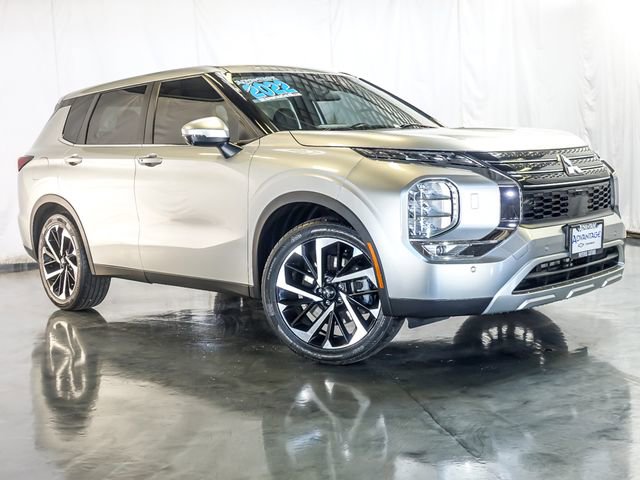 Used 2022 Mitsubishi Outlander SE image 2