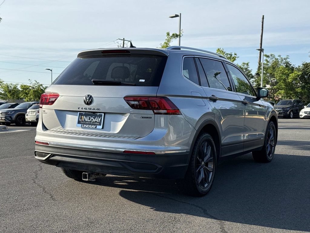 Used 2023 Volkswagen Tiguan SE AWD/4WD image 3