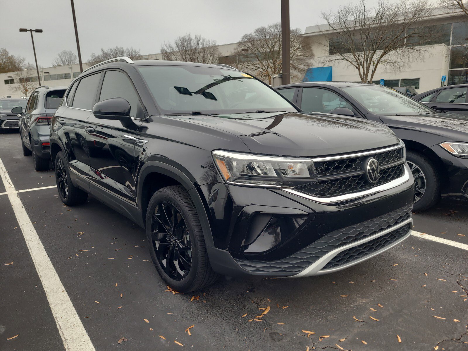 Certified 2022 Volkswagen Taos SE image 1