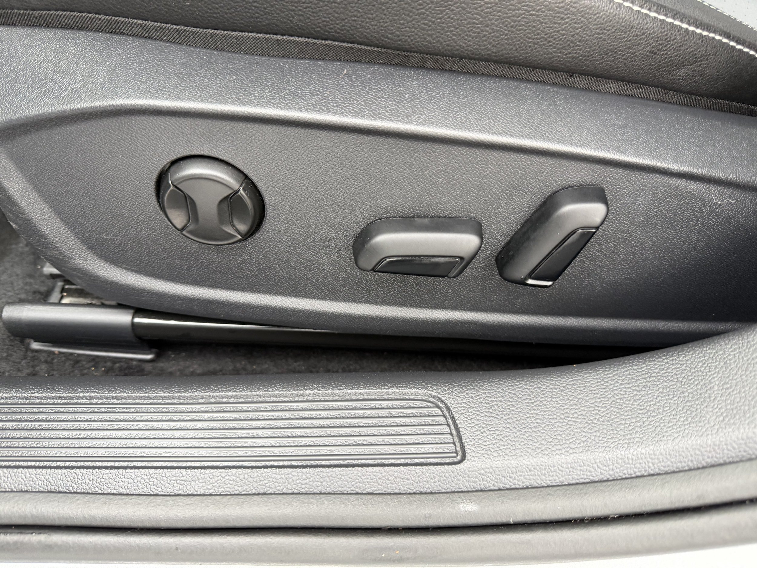 Used 2025 Volkswagen Jetta SE FWD image 12