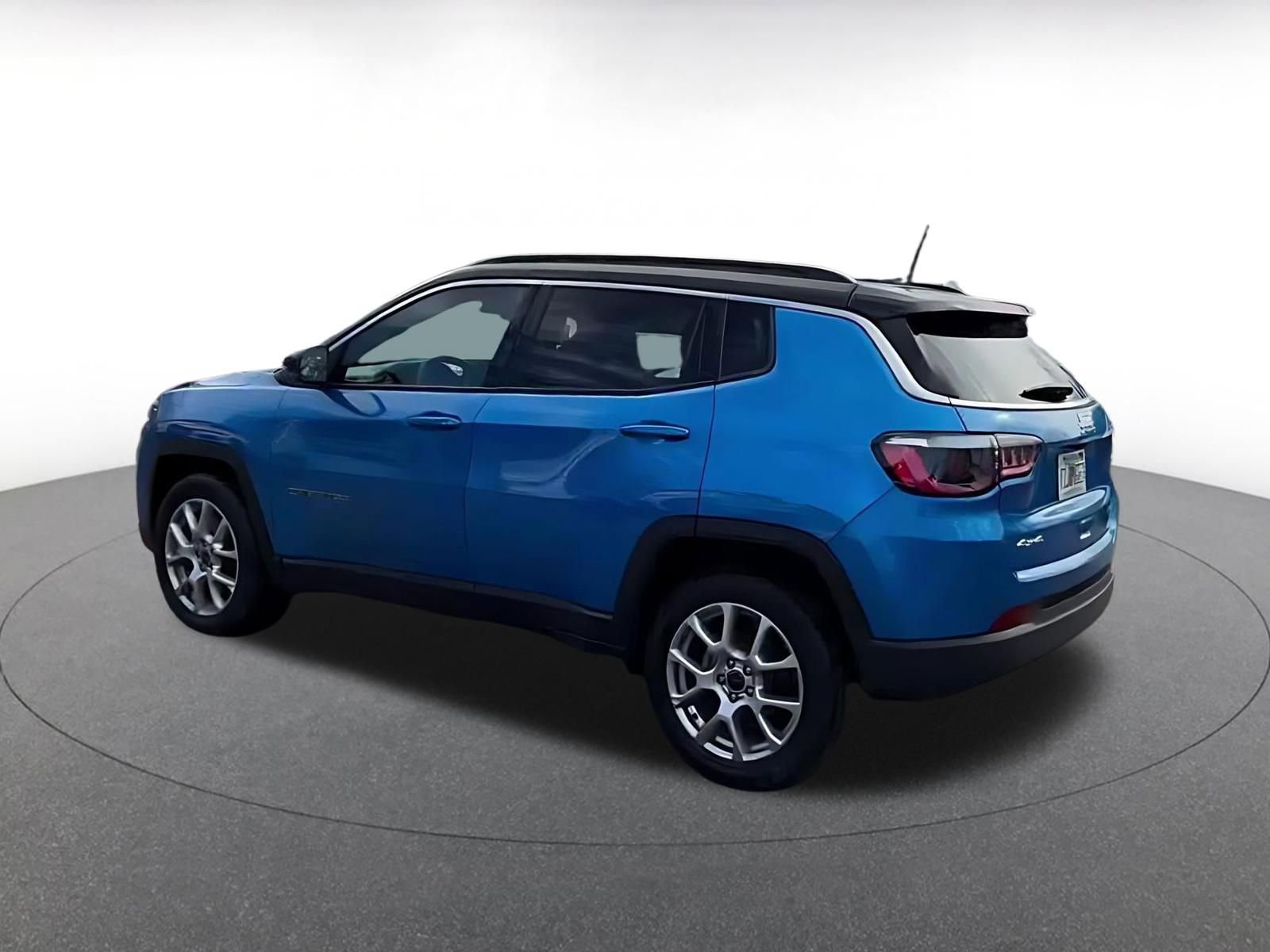 Used 2025 Jeep Compass Limited image 11