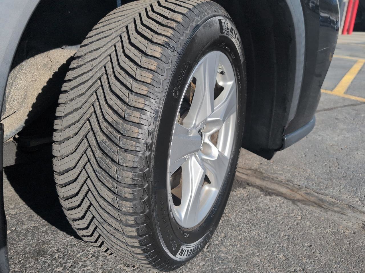 Used 2020 Toyota Highlander LE image 24