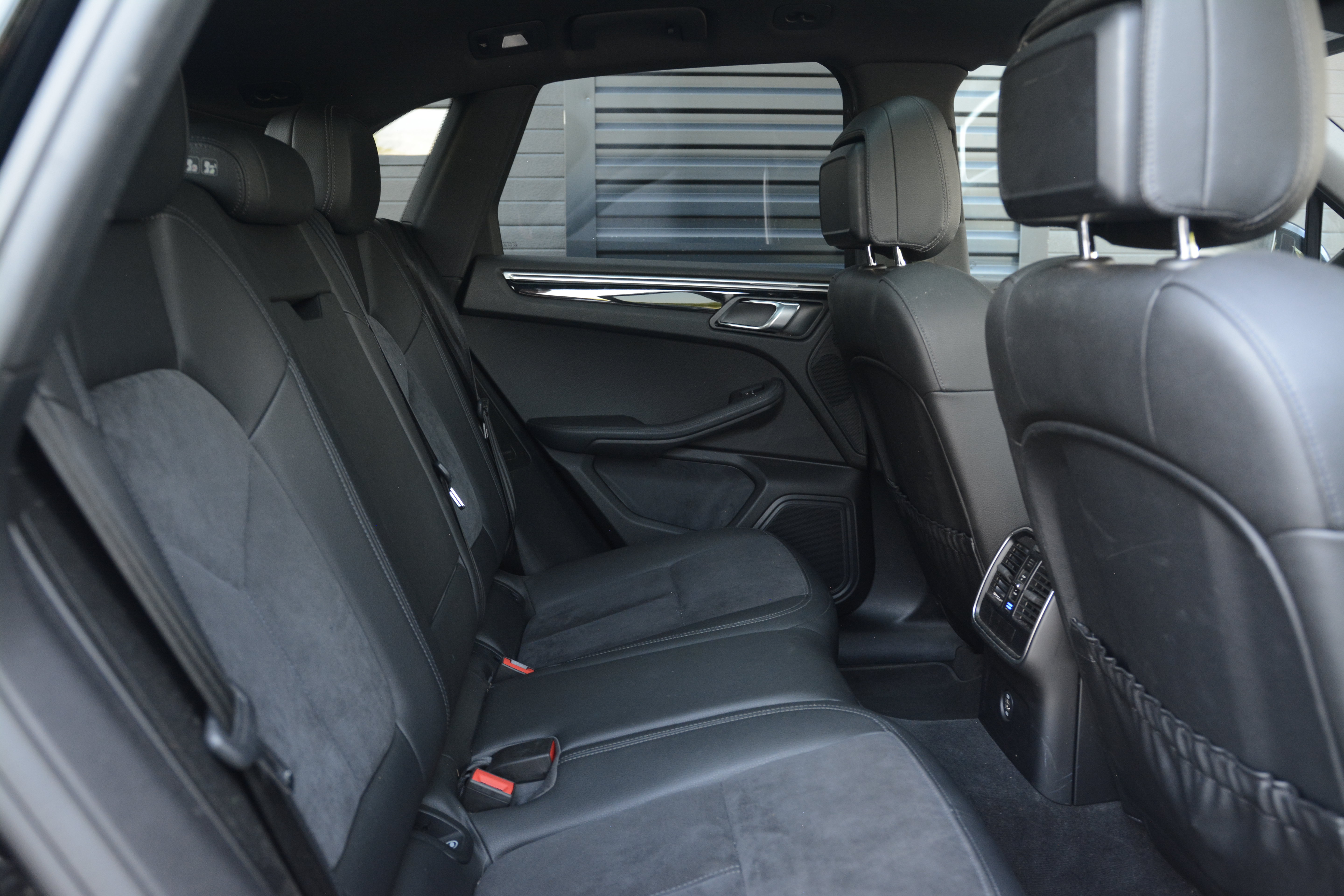 Certified 2019 Porsche Macan AWD/4WD image 34
