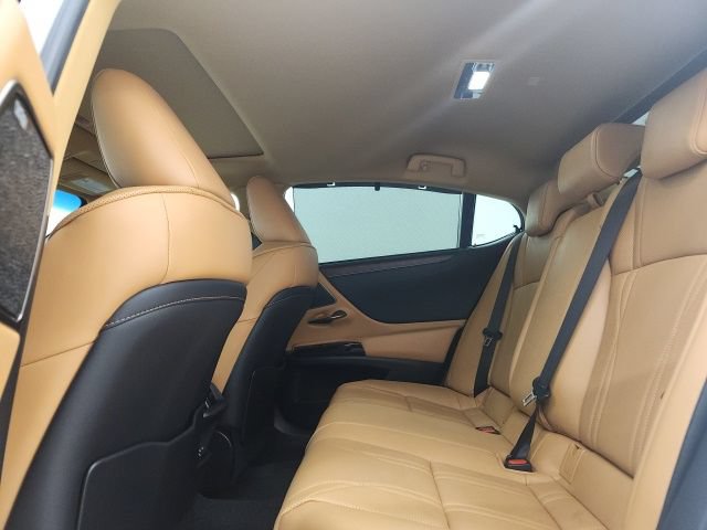 Used 2025 Lexus ES 300h Ultra Luxury FWD image 10