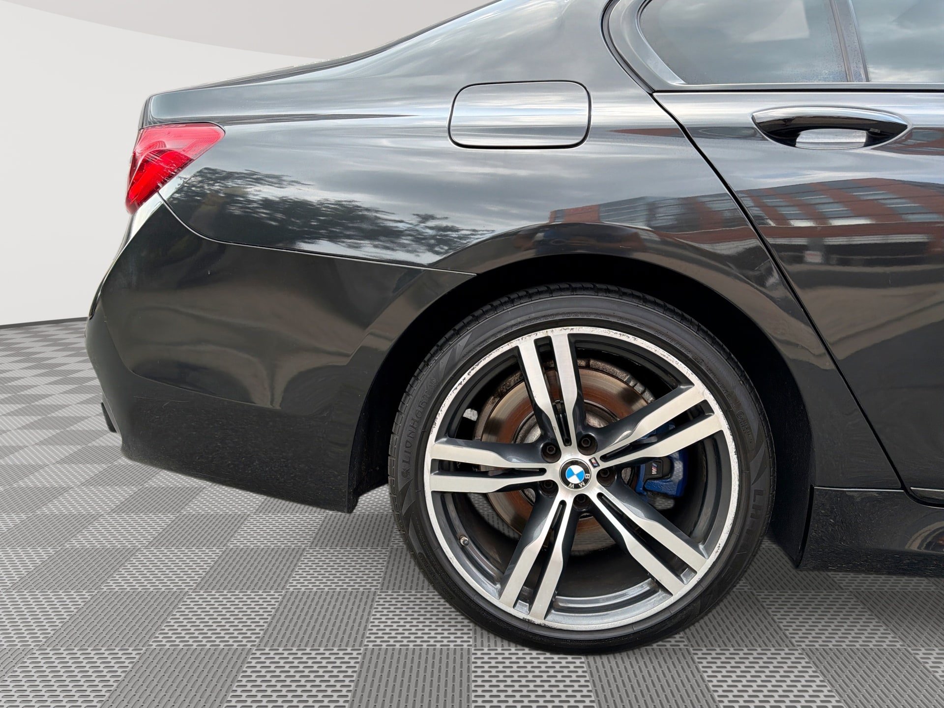 Used 2018 BMW 750i w/ Executive Package RWD image 30