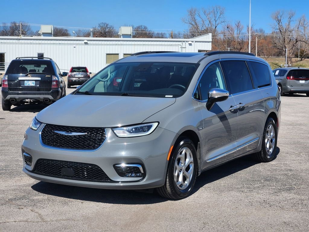 Used 2023 Chrysler Pacifica Limited image 3