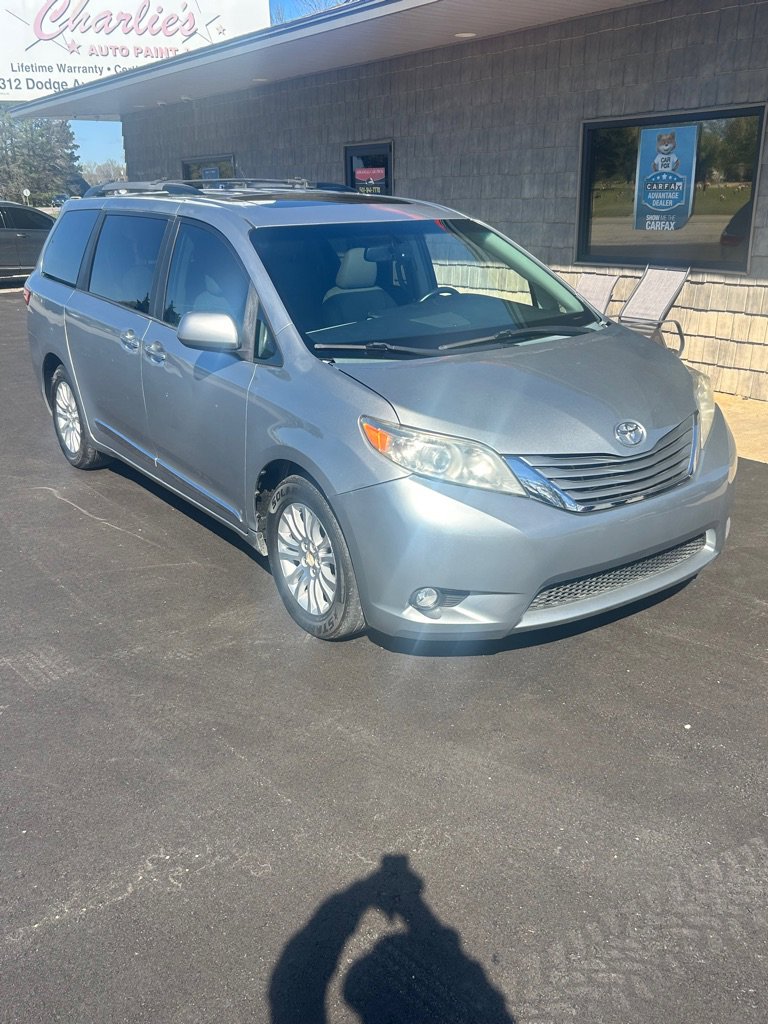Used 2015 Toyota Sienna XLE Premium FWD image 3