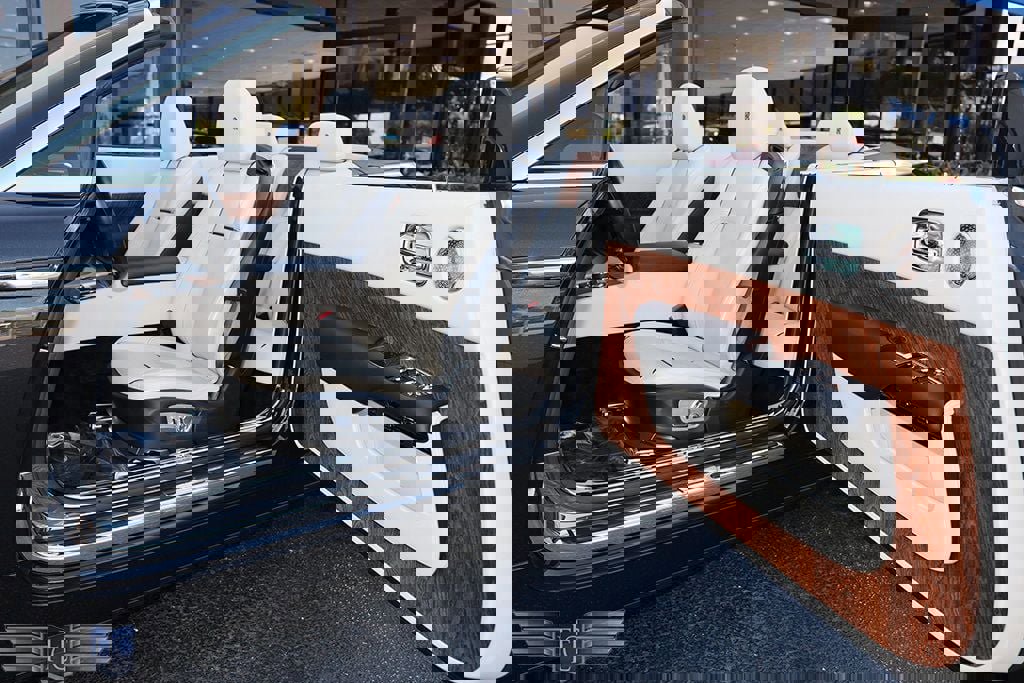 Used 2017 Rolls-Royce Dawn Convertible image 13