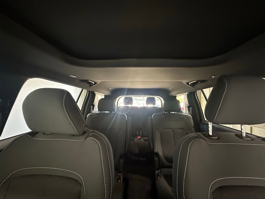 New 2025 Jeep Grand Cherokee L Laredo image 24