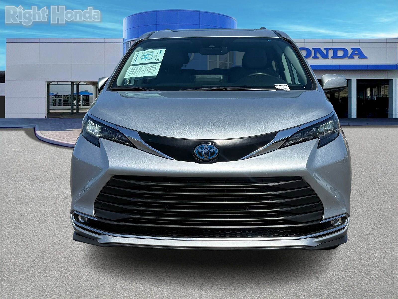 Used 2024 Toyota Sienna XLE FWD image 5