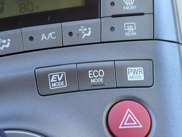 Used 2015 Toyota Prius Four FWD image 23