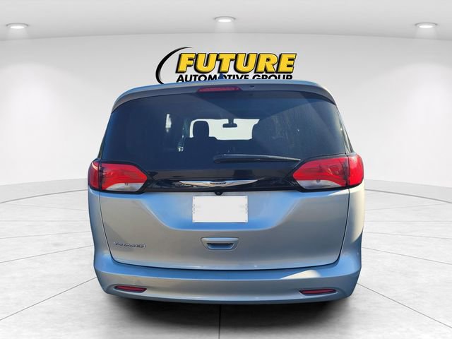 Used 2022 Chrysler Voyager LX image 4