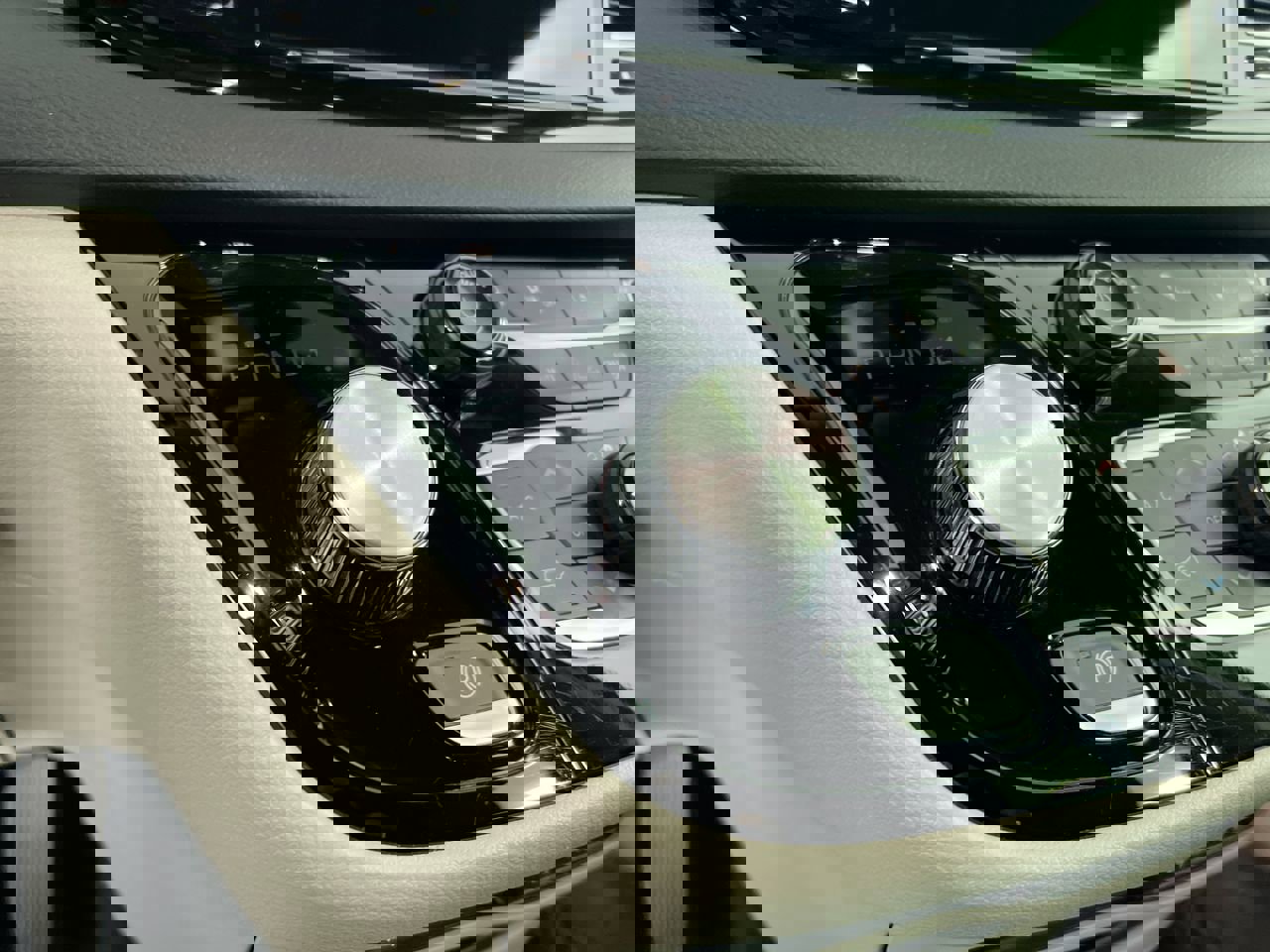 Used 2024 Chrysler Pacifica Touring-L image 22