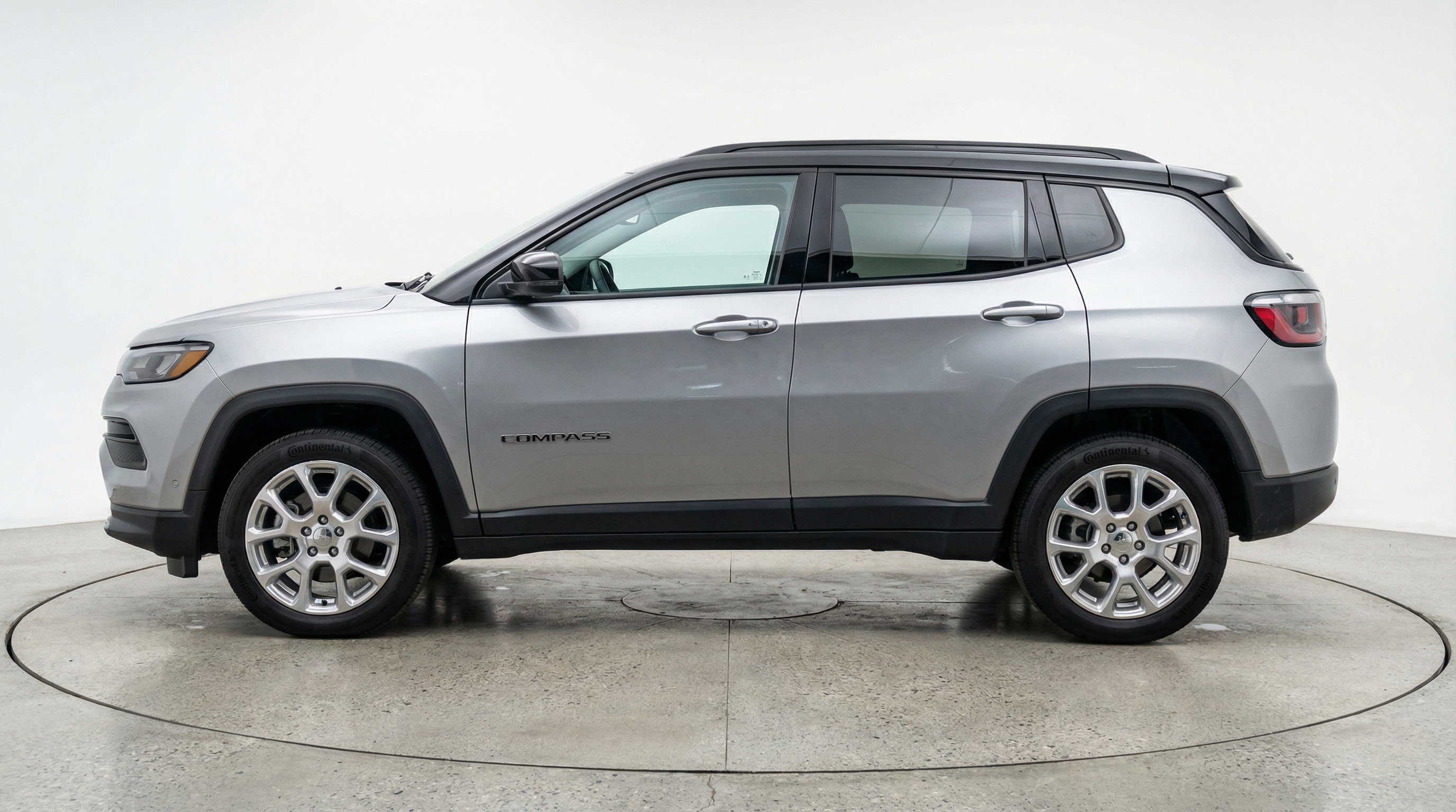 Used 2025 Jeep Compass Limited image 5
