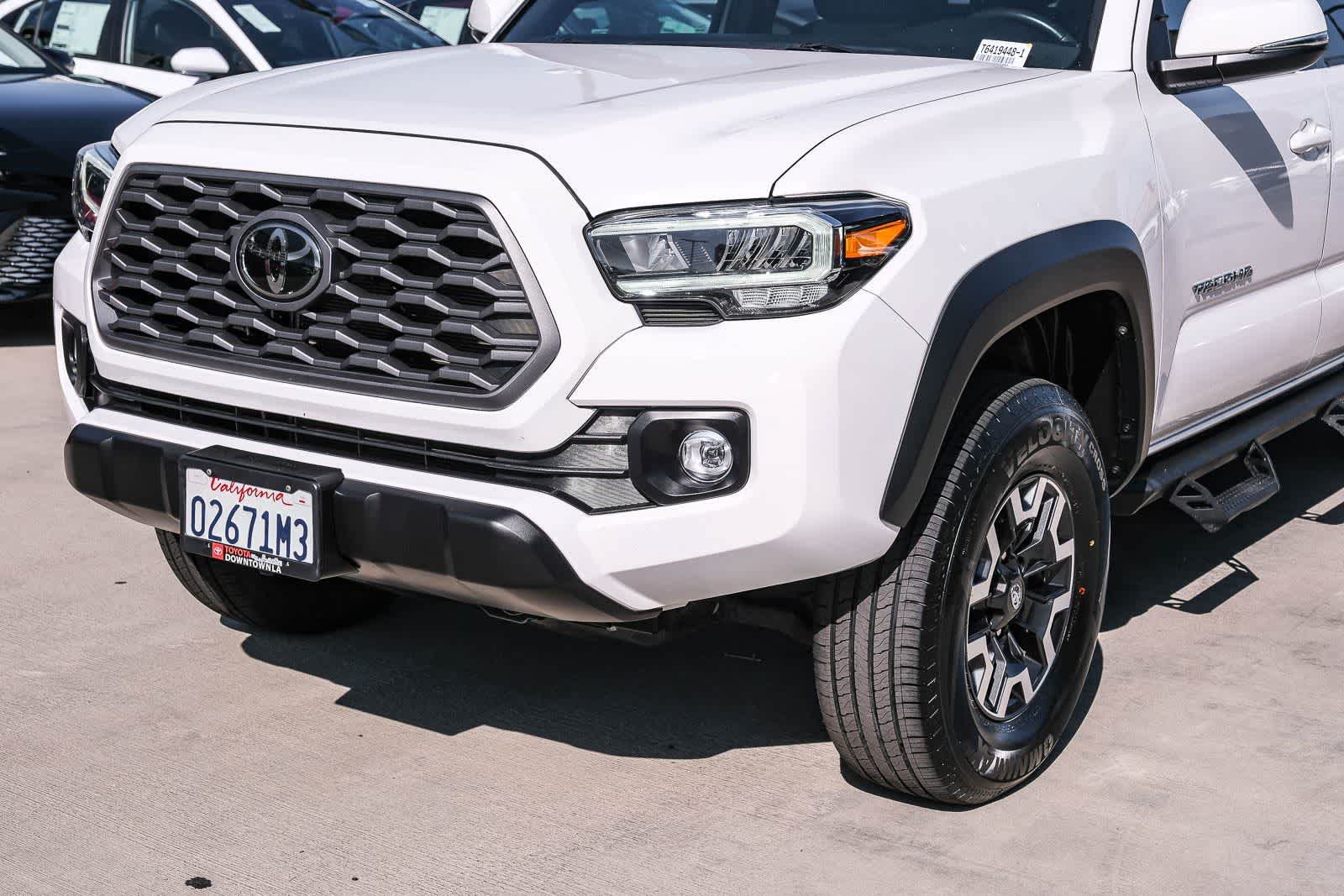 Certified 2022 Toyota Tacoma TRD Off-Road AWD/4WD image 11