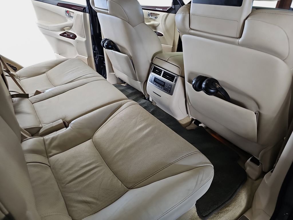 Used 2013 Lexus LX 570 4WD w/ Luxury Pkg image 13
