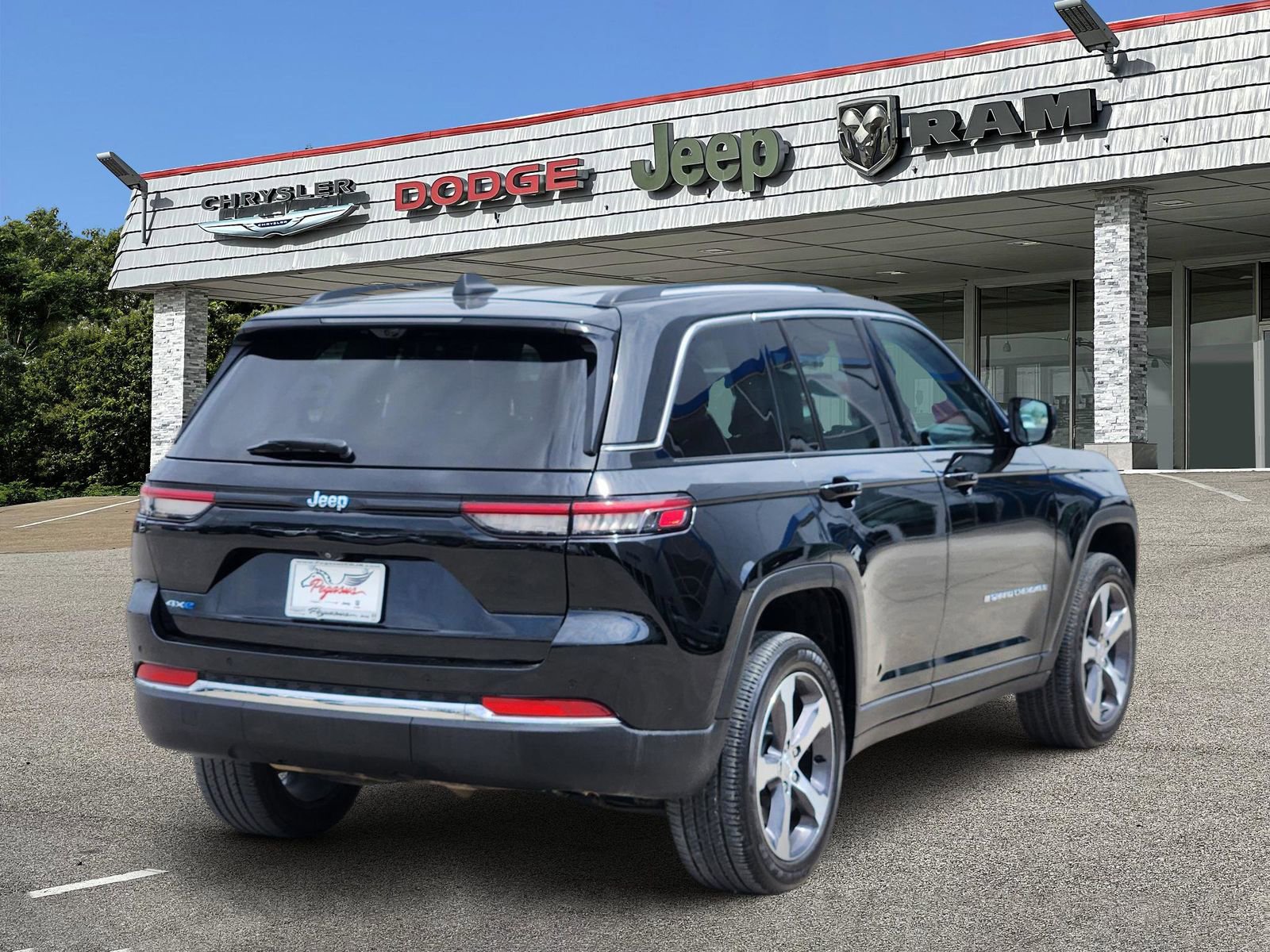 Used 2023 Jeep Grand Cherokee 4WD 4xe w/ Luxury Tech Group II image 5