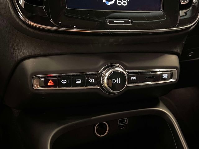 Used 2020 Volvo XC40 T4 Momentum image 30