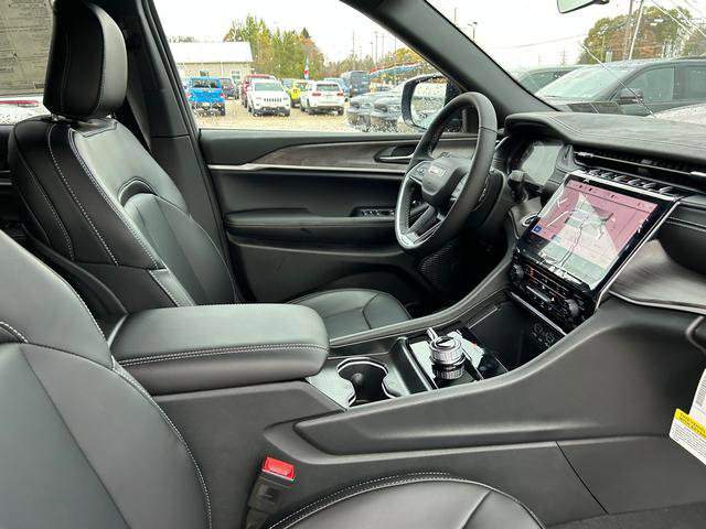New 2025 Jeep Grand Cherokee Limited w/ Black Appearance Package image 23