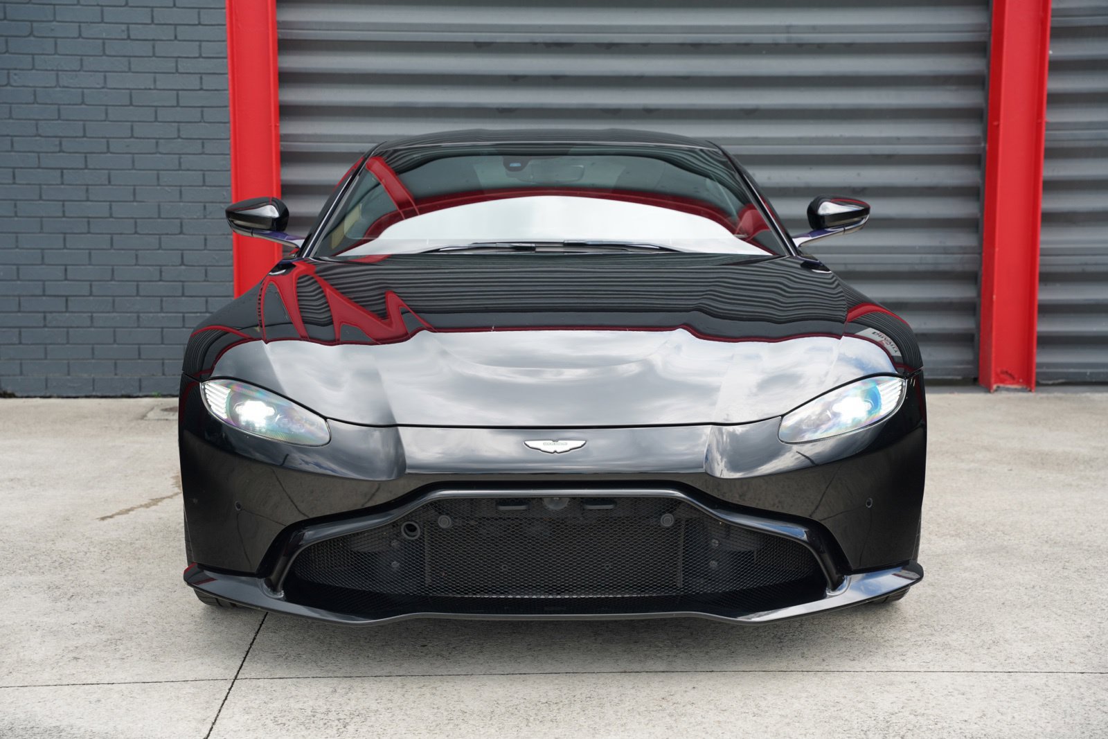 Used 2019 Aston Martin V8 Vantage Coupe RWD image 2