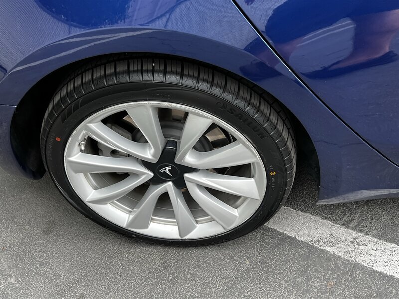 Used 2018 Tesla Model 3 Long Range RWD image 9