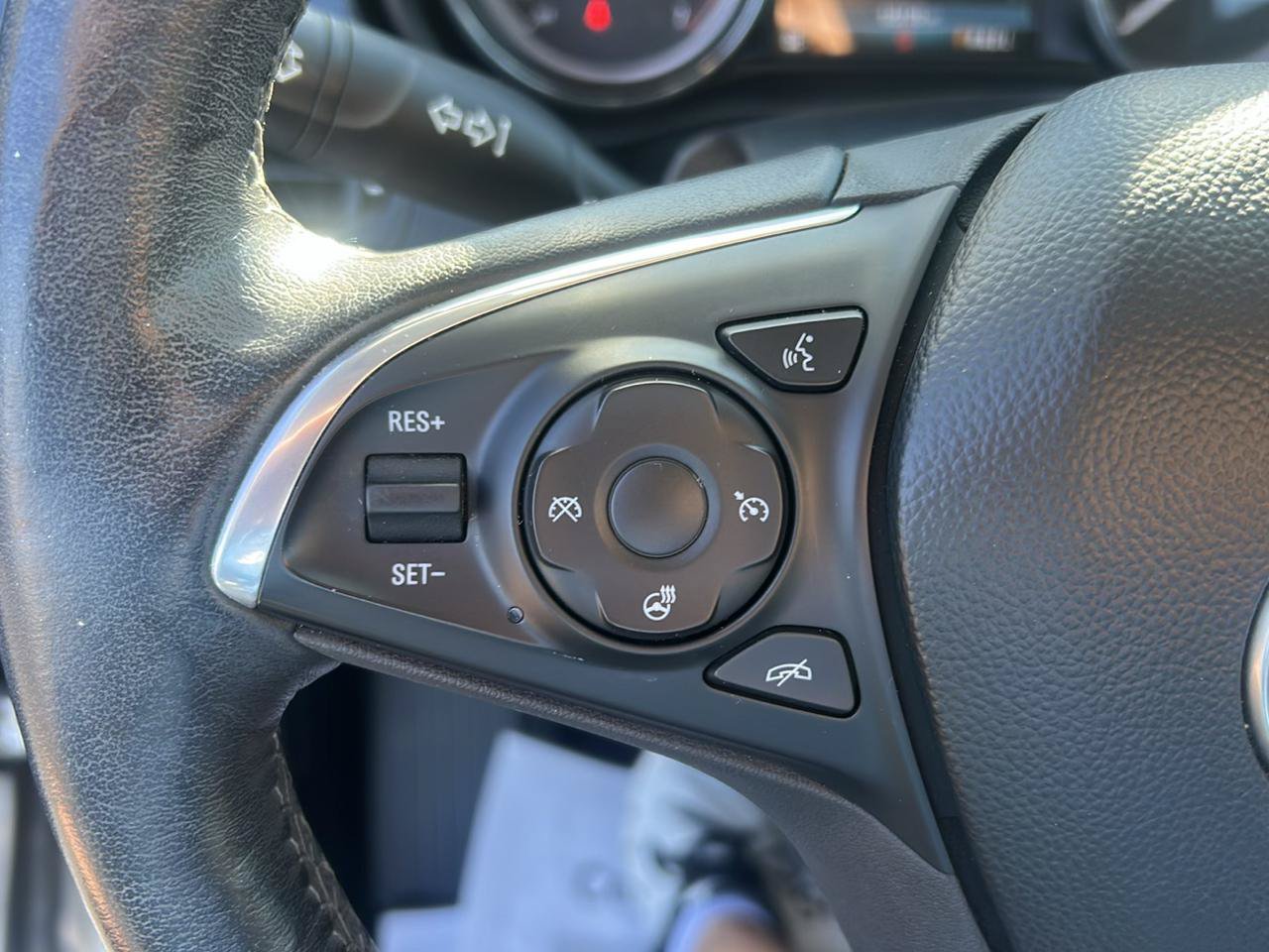 Used 2019 Buick Envision Essence FWD image 17