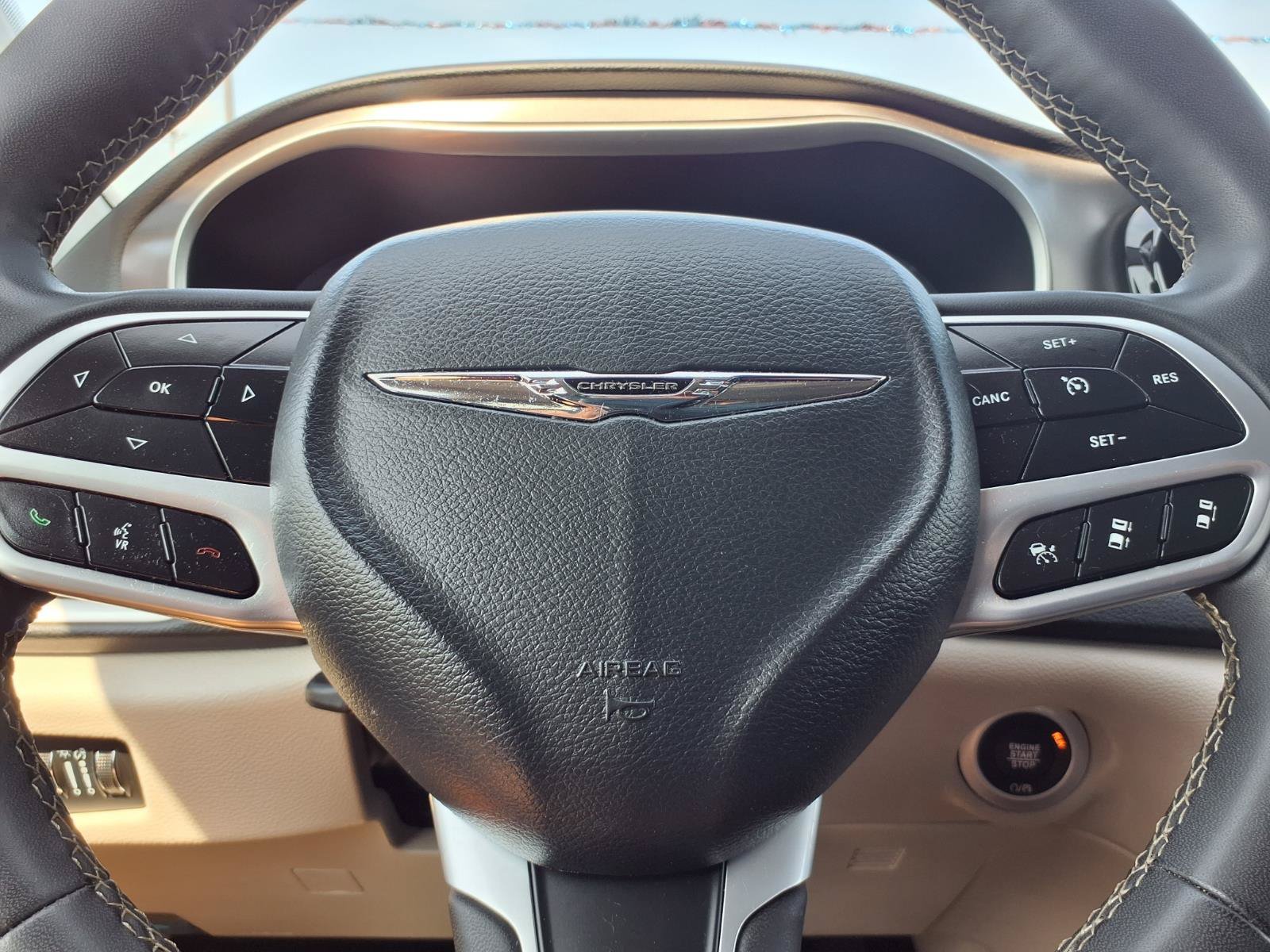 Used 2024 Chrysler Pacifica Touring-L FWD image 16