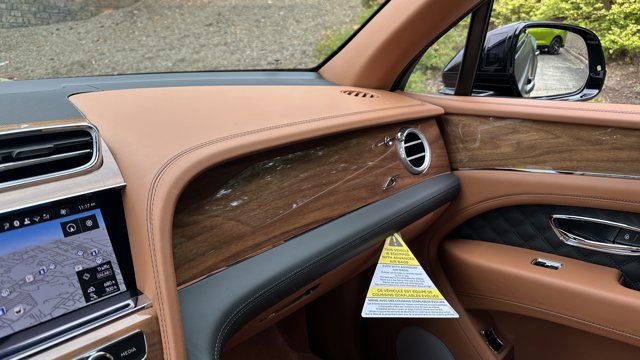New 2025 Bentley Bentayga Plug-In Hybrid image 29