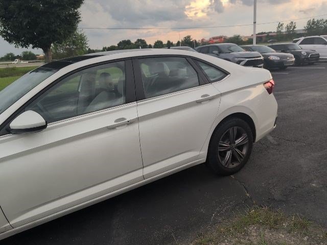 Used 2023 Volkswagen Jetta SE w/ Panoramic Sunroof Package FWD image 4