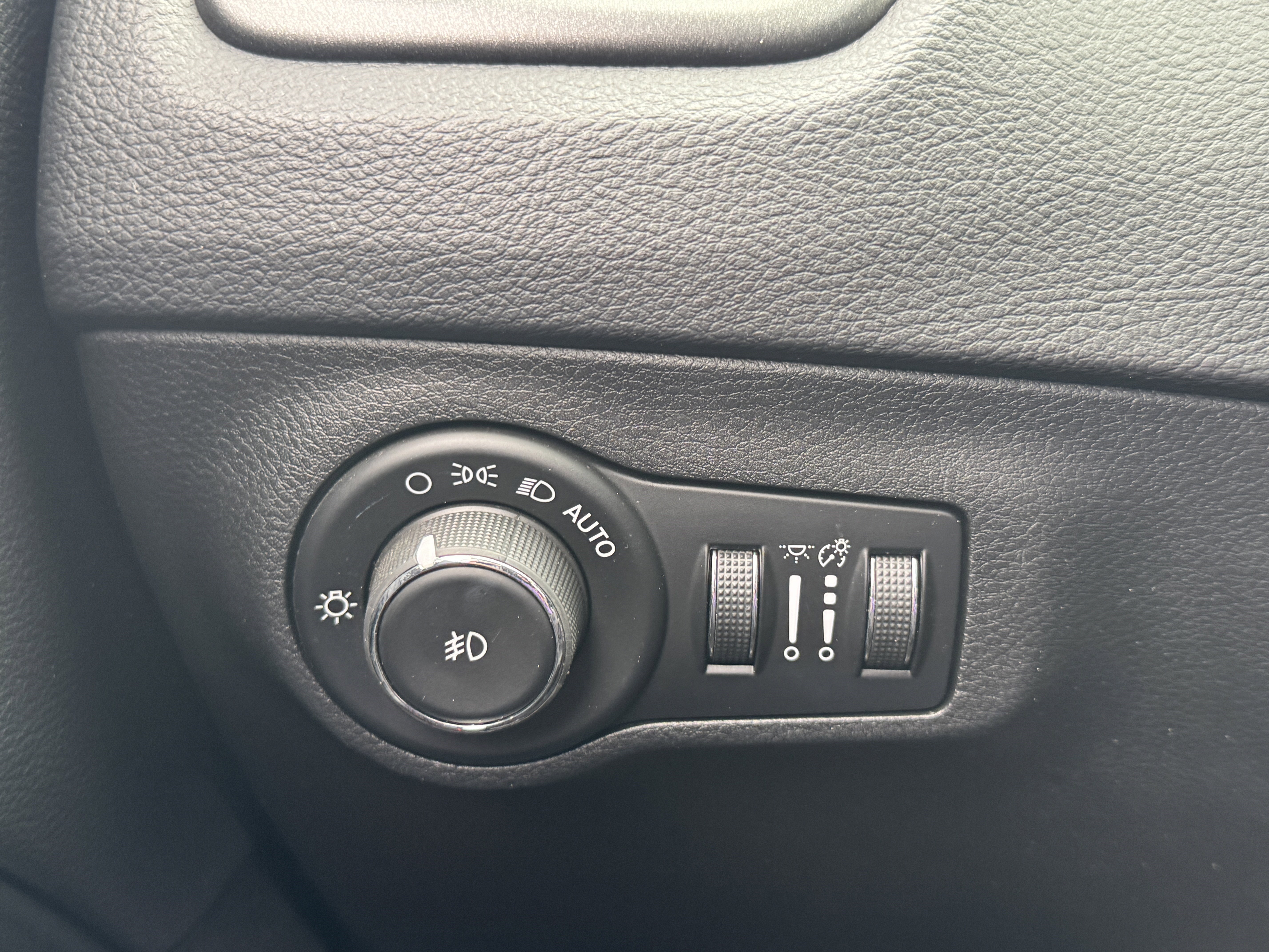 Used 2018 Jeep Compass Trailhawk w/ Leather Interior Group AWD/4WD image 39