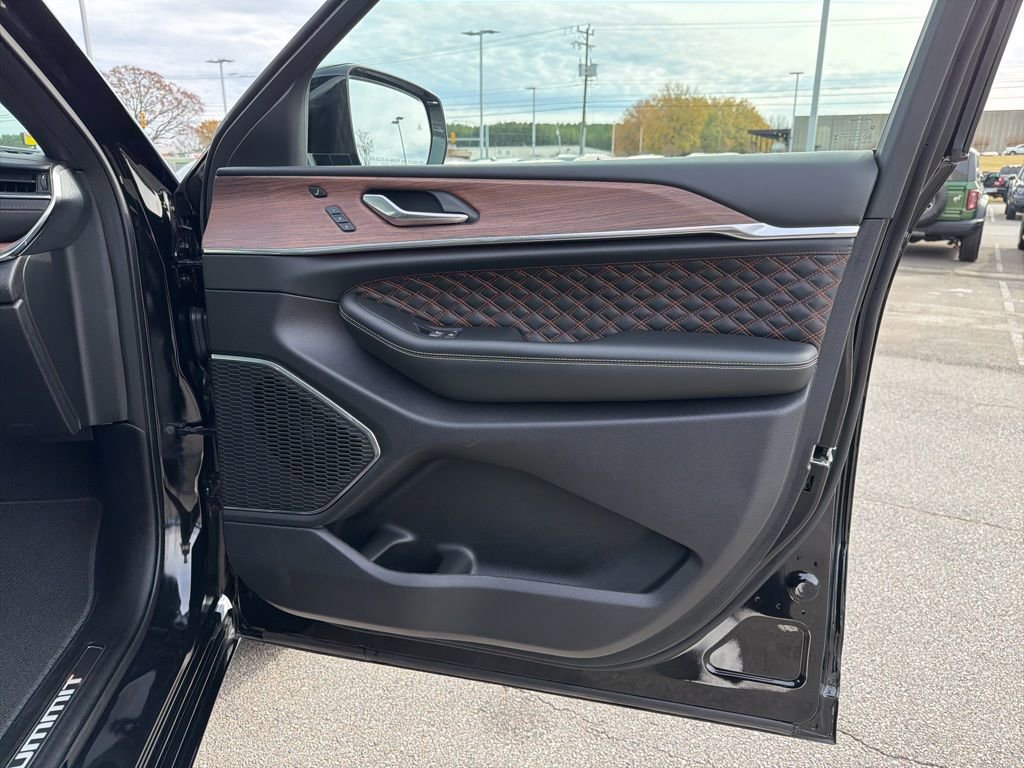 Used 2025 Jeep Grand Cherokee Summit image 24