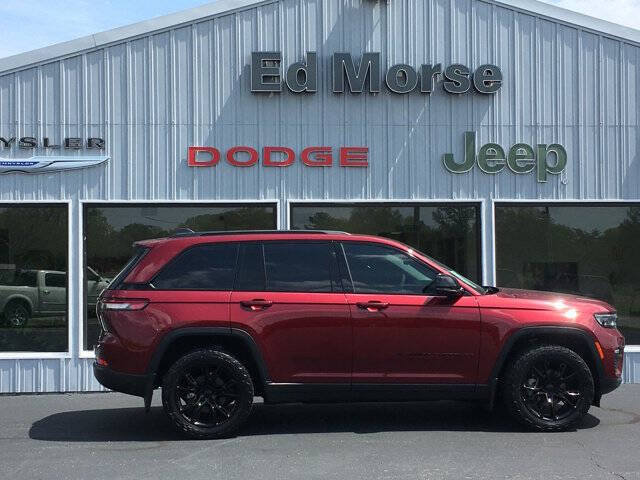 Used 2023 Jeep Grand Cherokee Limited w/ Black Appearance Package AWD/4WD image 2