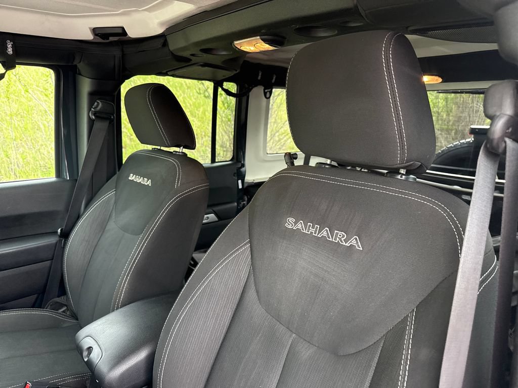 Used 2016 Jeep Wrangler Unlimited Sahara w/ Connectivity Group AWD/4WD image 13