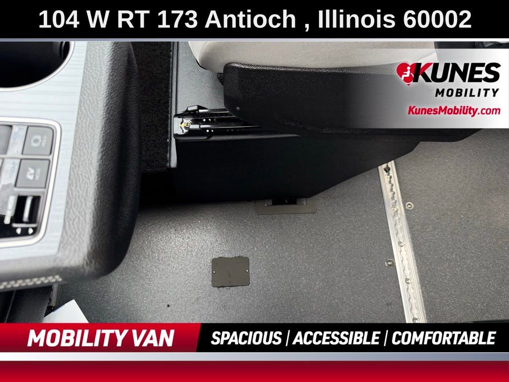 Used 2025 Toyota Sienna LE image 42