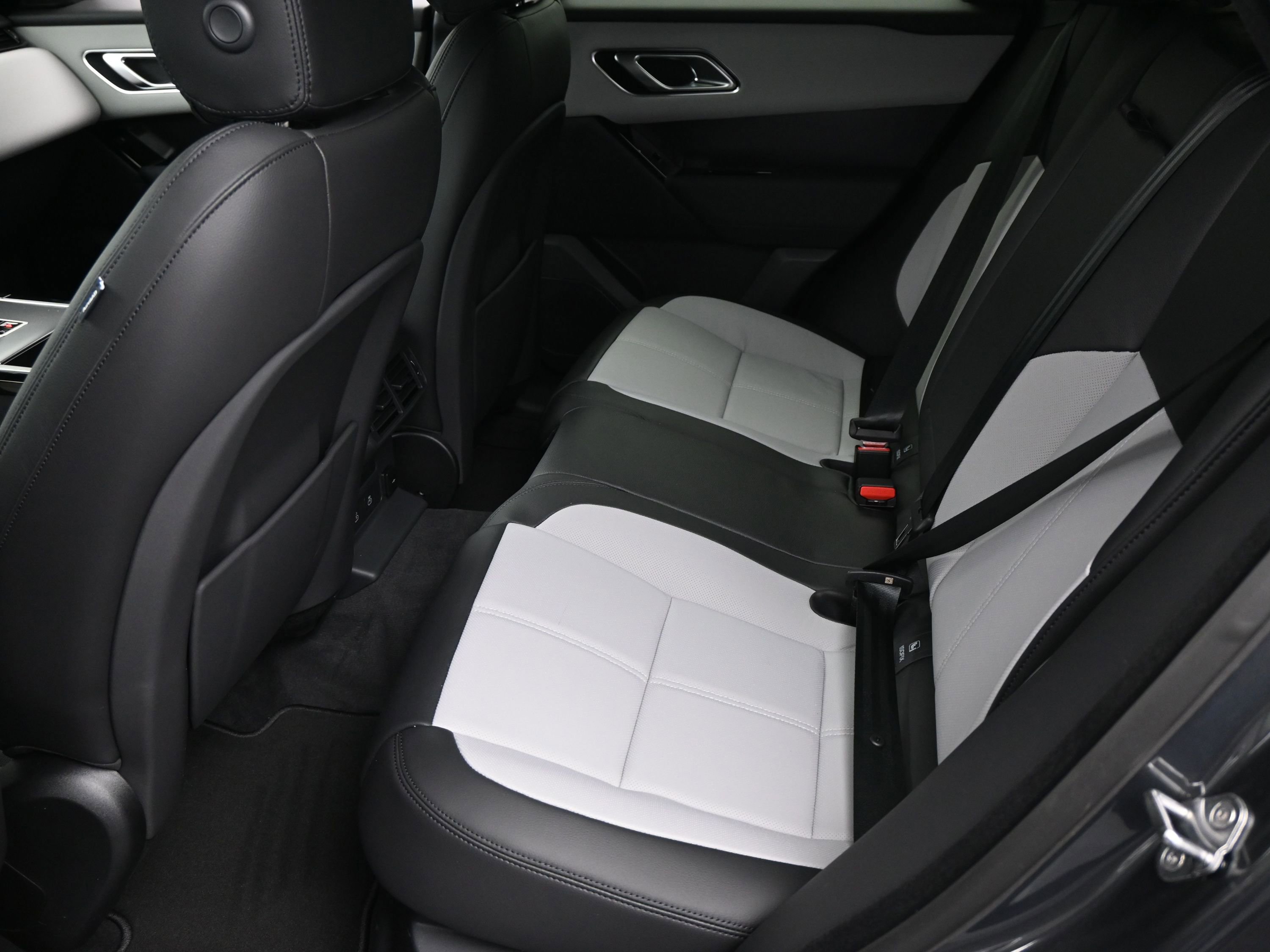 New 2026 Land Rover Range Rover Velar Dynamic SE image 6