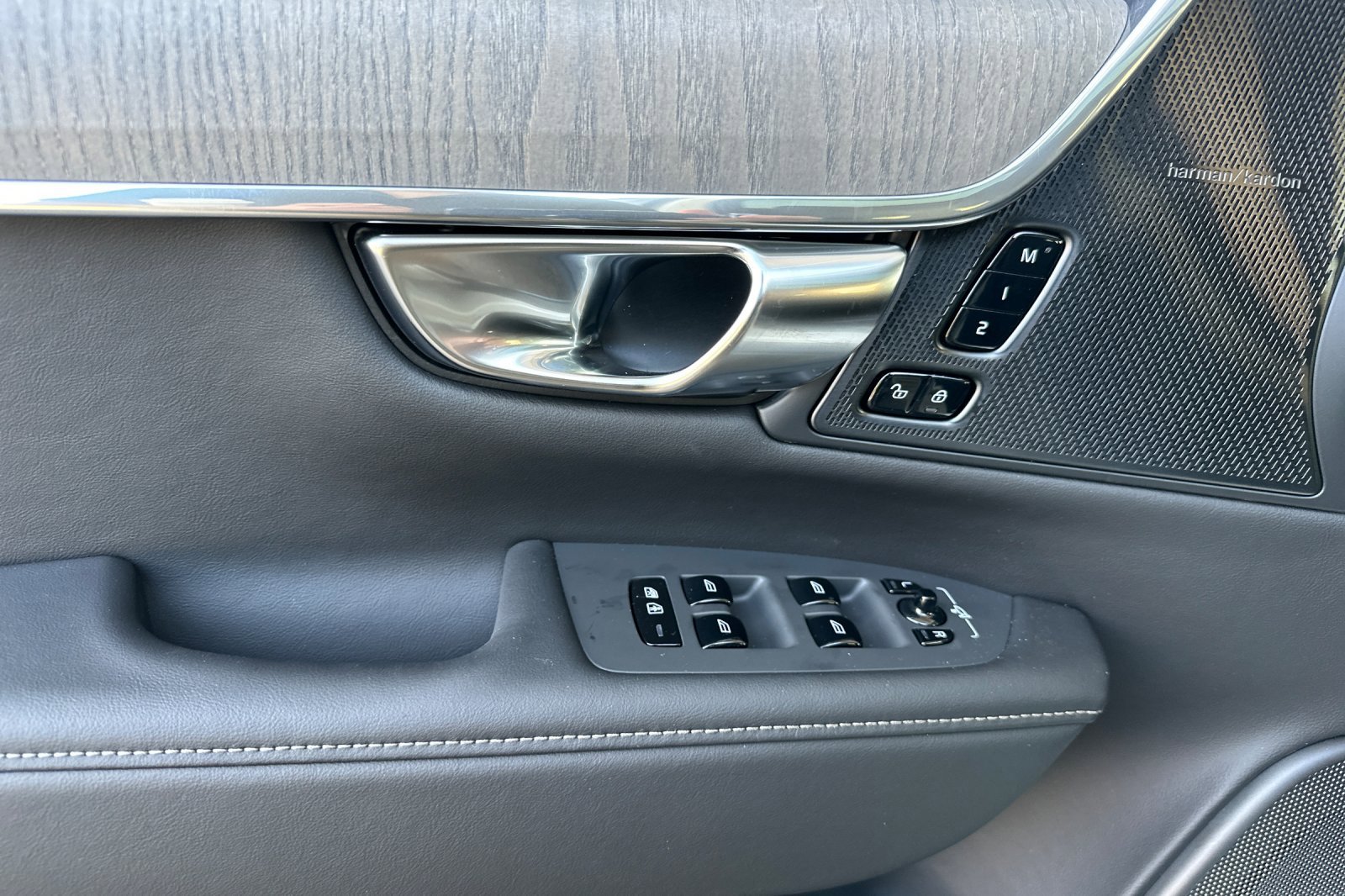 New 2025 Volvo V90 B6 Cross Country Ultra w/ Protection Package Premier image 9