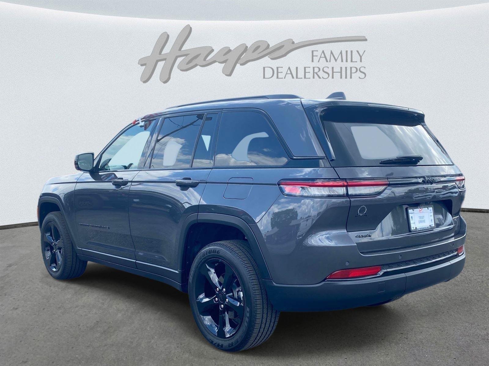 Used 2025 Jeep Grand Cherokee Altitude AWD/4WD image 8