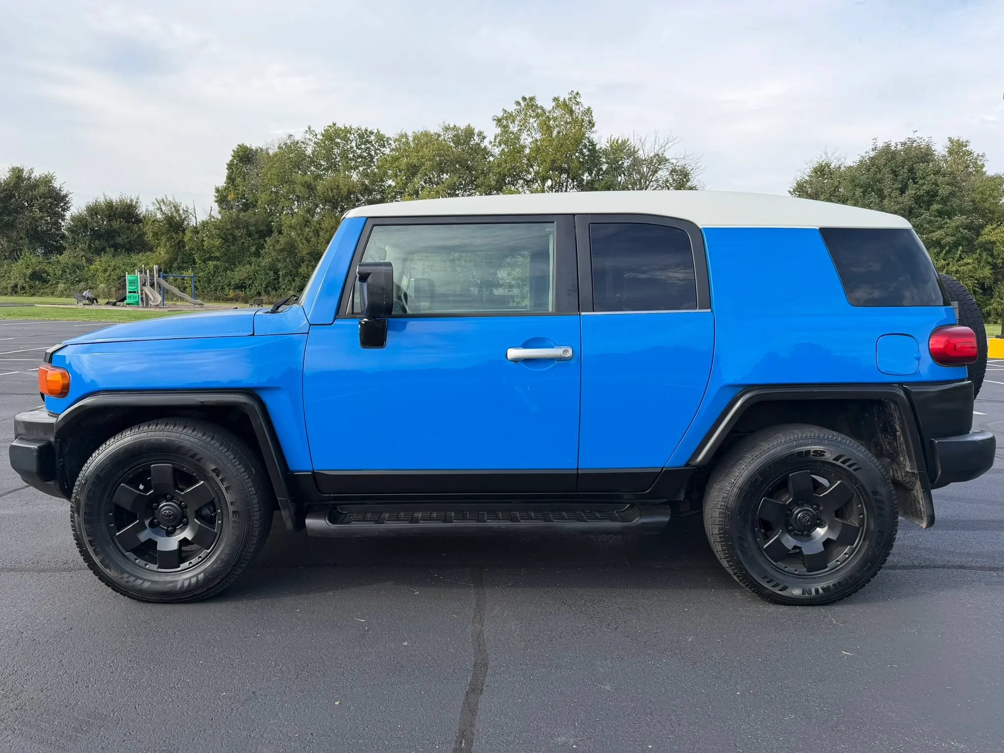 Used 2007 Toyota FJ Cruiser 2WD w/ Upgrade Pkg 2 image 3
