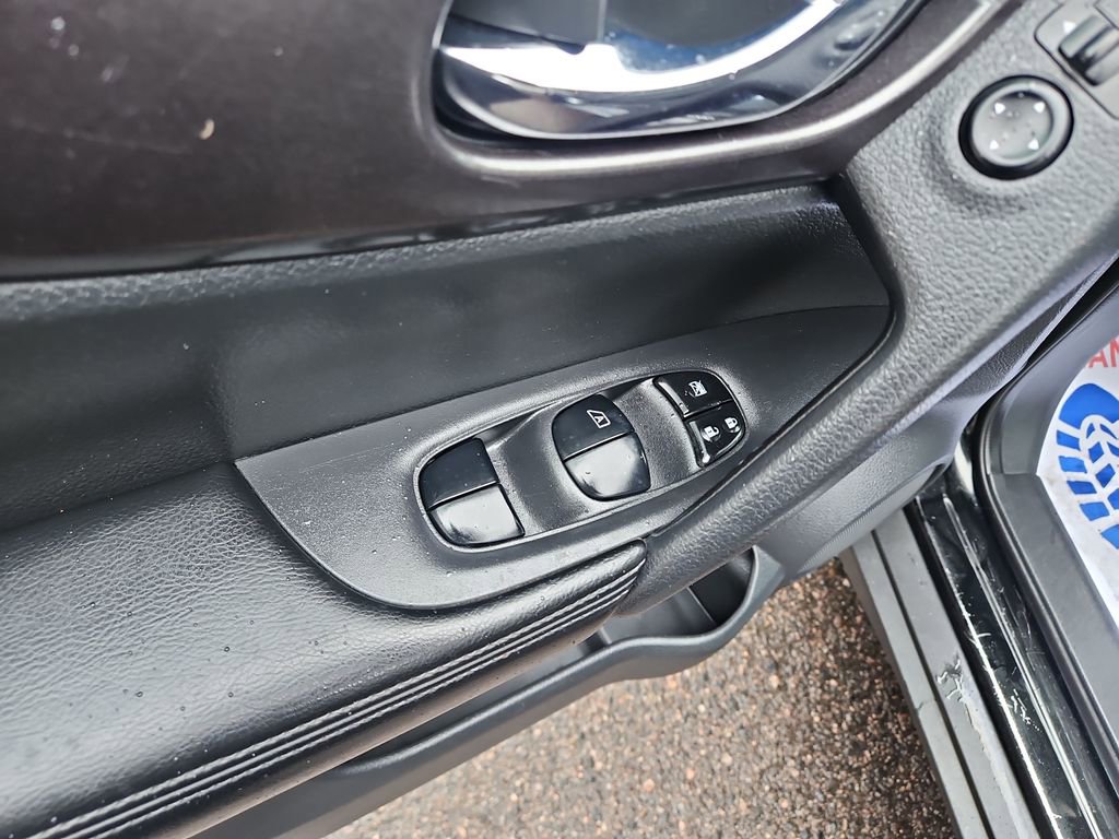 Used 2015 Nissan Rogue SV AWD/4WD image 11