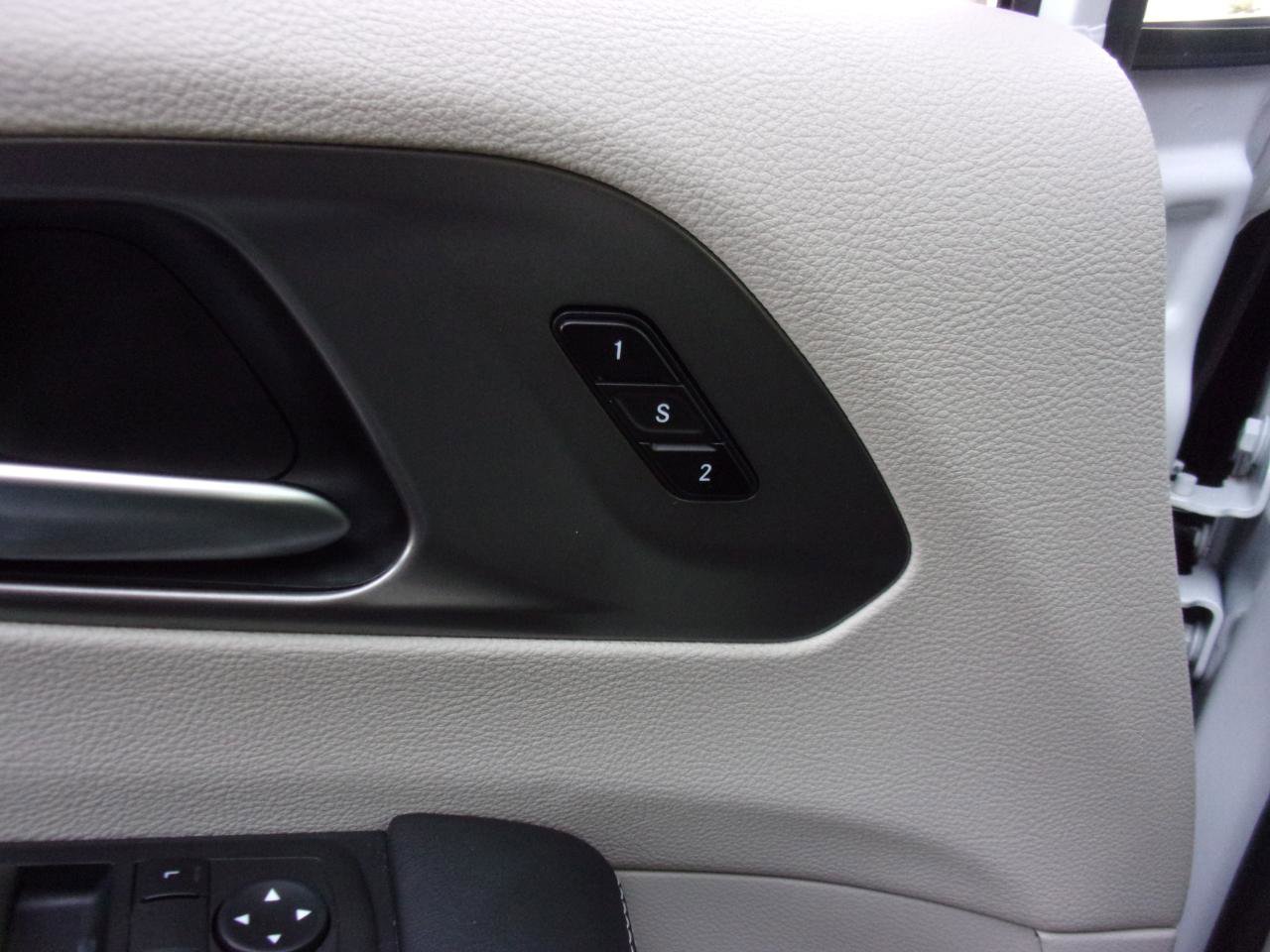 Used 2023 Chrysler Pacifica Touring-L image 17