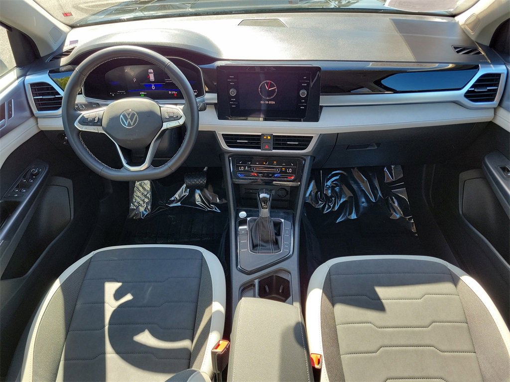 Certified 2025 Volkswagen Taos SE image 12