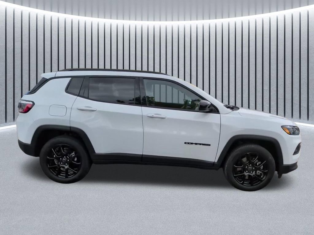 Used 2025 Jeep Compass Latitude w/ Altitude Special Edition AWD/4WD image 4