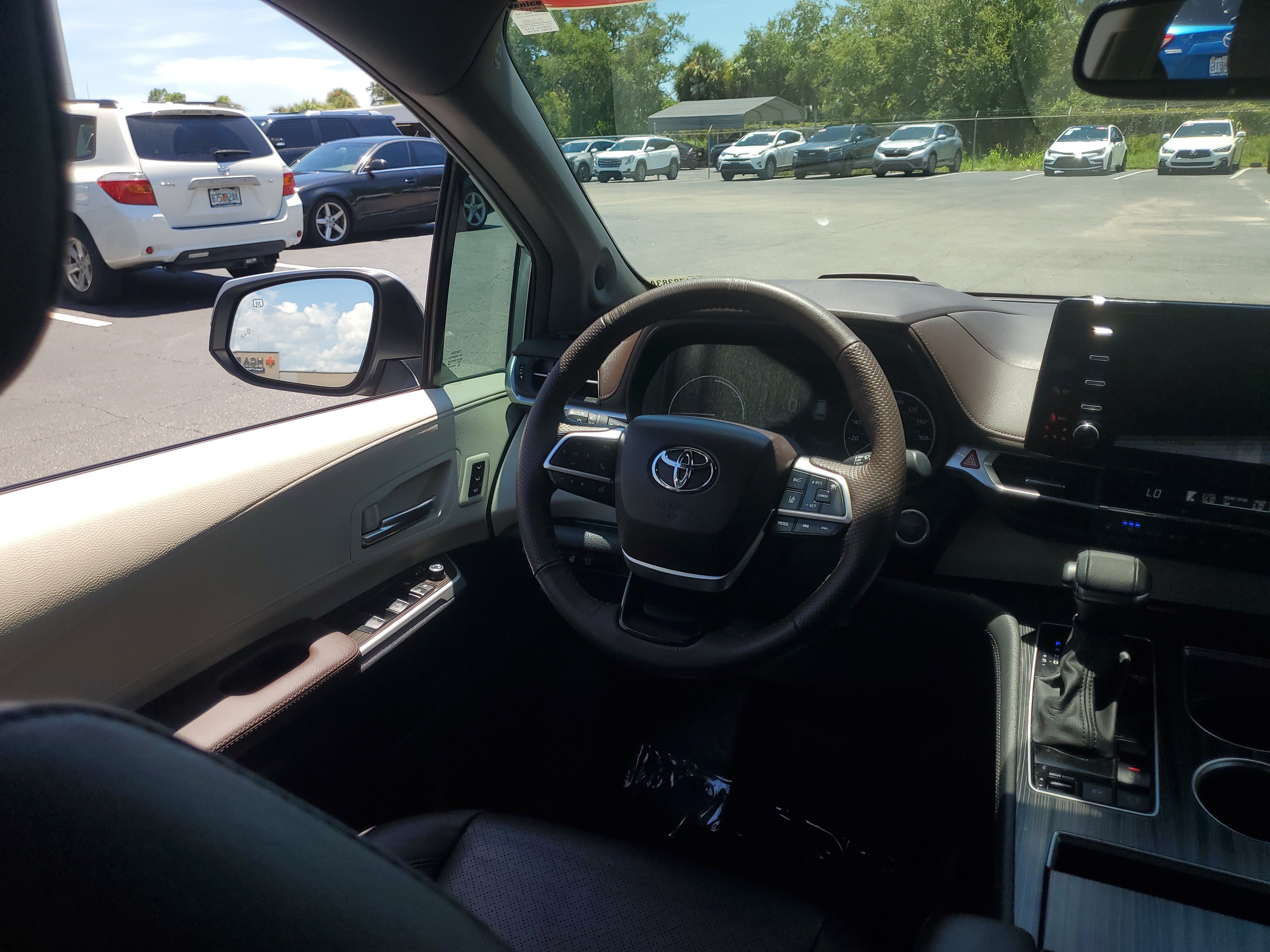 Certified 2023 Toyota Sienna Platinum FWD image 17